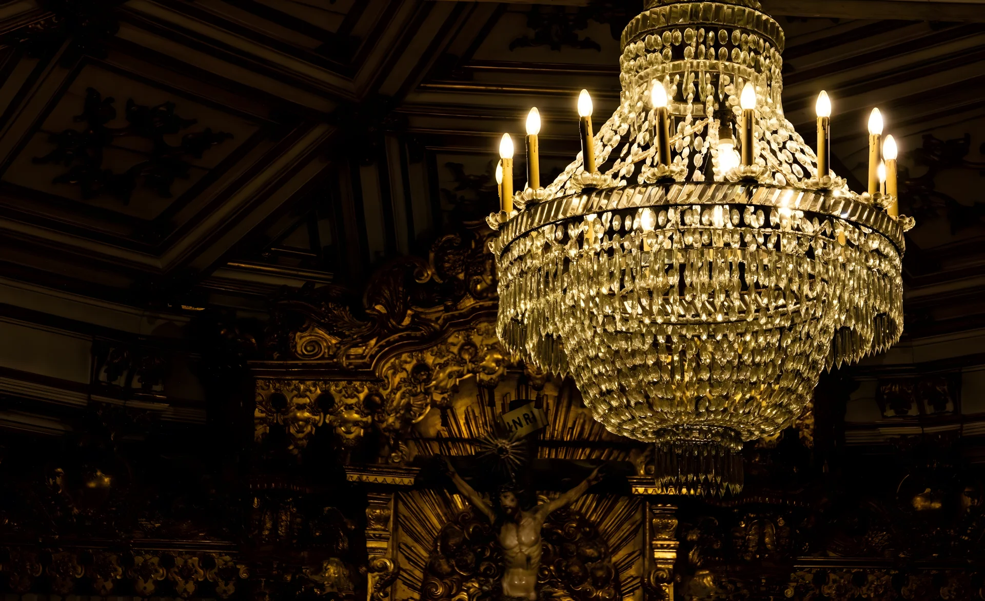 Artisanal glass detailing